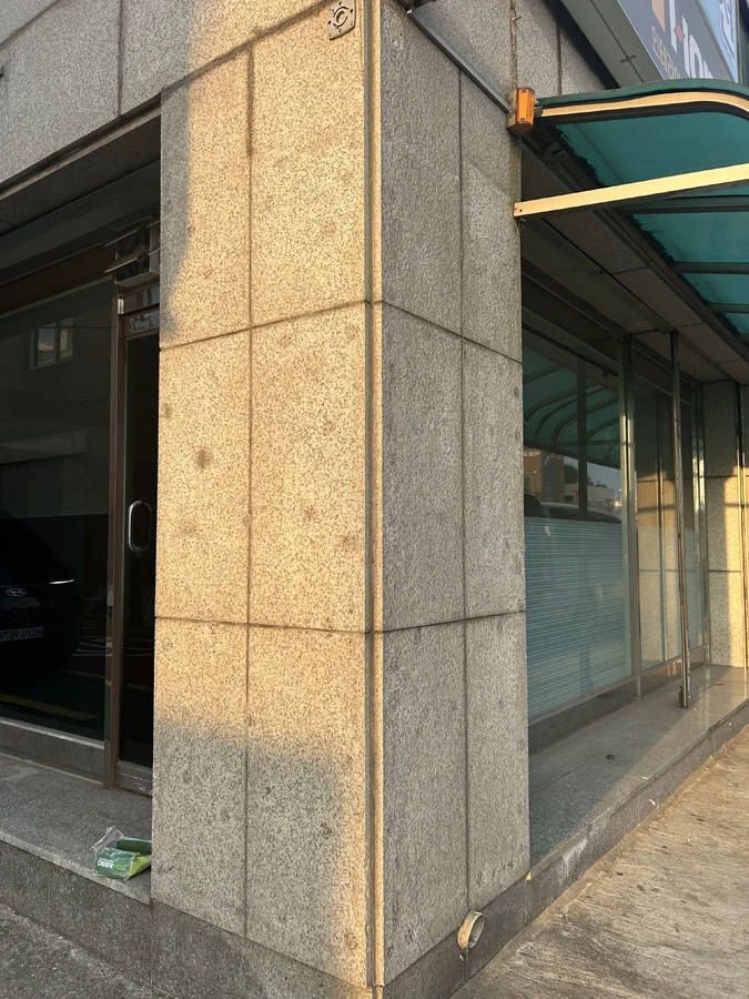 상가 모서리 기둥에 현수막 고정 자국이 남은 제거 전 현장