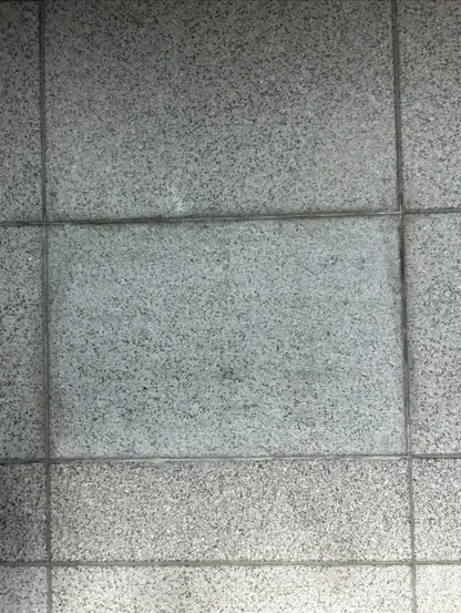 본드 잔여물을 제거해 타일 표면을 깨끗하게 정리한 제거 후 현장