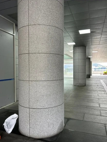 실리콘 자국을 제거해 기둥 표면을 깨끗하게 정리한 제거 후 현장