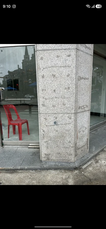 상가 모서리 화강석 기둥에 폐업으로 철거한 간판 자국이 남은 제거 전 현장