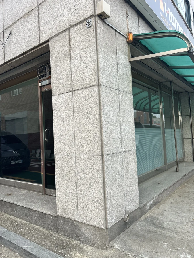 자국을 정리해 기둥과 셔터 주변을 깨끗하게 마감한 제거 후 현장